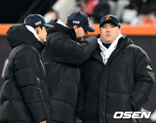 [OSEN=대전, 이대선 기자] 29일 대전 한화생명볼파크에서 2025 신한 SOL Bank KBO리그 포스트시즌 한국시리즈 3차전 한화 이글스와 LG 트윈스의 경기가 열렸다.이날 경기에 한화는 폰세를, LG는 손주영을 선발투수로 내세웠다. 경기에 앞서 한화 와이스와 류현진이 장난을 치고 있다. 2025.10.29 /sunday@osen.co.kr