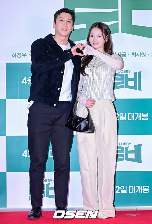 [OSEN=지형준 기자] 31일 오후 서울 잠실 롯데시네마 월드타워에서 영화 ‘로비’ VIP 시사회 포토월 행사가 열렸다.‘로비'는 연구밖에 모르던 스타트업 대표 창욱(하정우)이 4조 원의 국책사업을 따내기 위해 인생 첫로비골프를 시작하는 이야기. 오는 4월 2일 개봉.환승연애 창진, 유정이 포토타임을 하고 있다. 2025.03.31 / jpnews@osen.co.kr