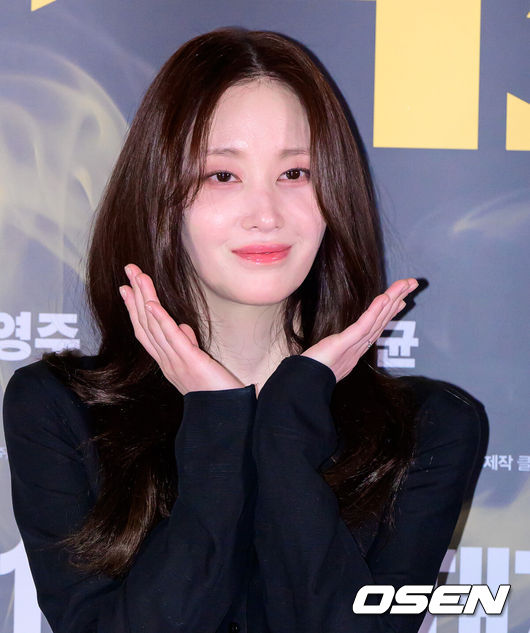 [OSEN=지형준 기자] 8일 오후 서울 잠실 롯데시네마 월드타워에서 영화 '프로젝트Y' 언론시사회 및 기자간담회가 열렸다.1월 21일에 개봉하는 '프로젝트 Y'는 화려한 도시 그 한가운데에서 다른 내일을 꿈꾸며 살아가던 미선과 도경이 인생의 벼랑 끝에서 검은 돈과 금괴를 훔치면서 벌어지는 이야기를 그린 작품.배우 전종서가 포토타임을 하고 있다. 2026.01.08 /jpnews@osen.co.kr