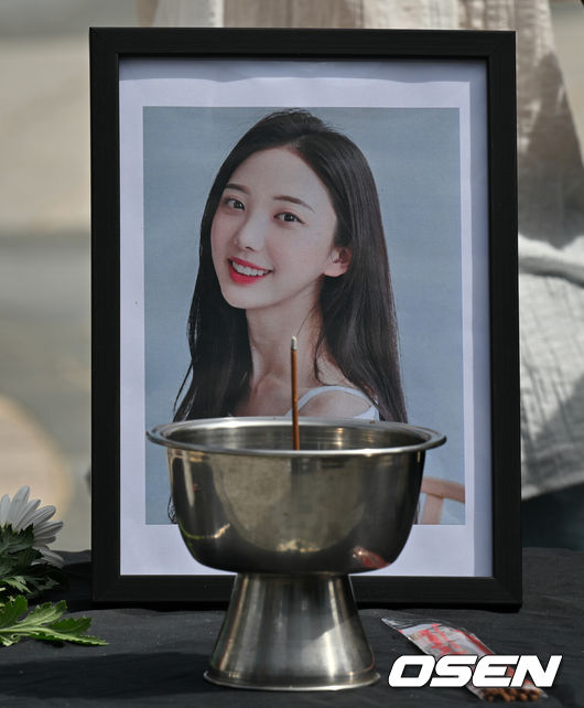 [OSEN=조은정 기자]고 오요안나 1주기 추모주간 투쟁선포 기자회견이 8일 서울 마포구 상암 MBC 신사옥 앞에서 진행됐다. 고 오요안나의 어머니는 MBC 측이 사건을 덮으려고만 하고 재발 방지 대책을 내놓지 않는다며 오는 8일부터 서울 마포구 상암동 MBC 본사 앞에서 단식 농성을 시작하겠다고 밝혔다.기자회견장 앞에 고 오요안나의 영정이 높여있다. 2025.09.08 /cej@osen.co.kr