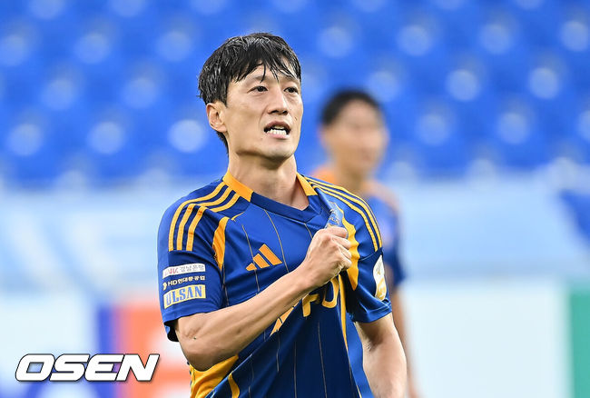 [OSEN=울산, 이석우 기자] 18일 울산 문수축구경기장에서 하나은행 K리그1 2025 울산 HD와 광주FC의 경기가 열렸다.  신태용 감독 경질을 두고 후폭풍이 몰아친 울산은 급격히 무너져 강등권까지 추락했고, 반면 광주FC는 파이널A 진출의 마지막 불씨를 살리기 위해 총력전에 나섰다.울산 HD 이청용이 페널티킥을 성공하고 세리머니를 하고 있다. 2025.10.18 / foto0307@osen.co.kr