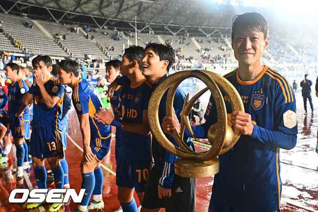 [OSEN=울산, 이석우 기자] 1일 울산 문수축구경기장에서 하나은행 K리그1 2024 울산 HD와 강원FC의 경기가 열렸다.  울산이 승리하면 남은 두 경기 결과와 상관없이 리그 3연패와 함께 구단 통산 5번째 우승을 달성하게 된다.울산 HD 이청용과 선수들이 팬들이 만들어 온 우승 트로피를 들고 기뻐하고 있다. 2024.11.01 / foto0307@osen.co.kr