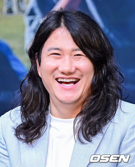 [OSEN=지형준 기자] 15일 오후 서울 상암동 MBC에서 MBC 새예능'지구를닦는남자들'(약칭'지닦남') 제작발표회가 열렸다.이날 첫 방송되는 '지구를닦는남자들'은없으면없는대로떠나는여행을통해환경을돌아보는신개념ESG향여행프로그램이다. 소비를줄이는것이쓰레기를줄이는것이라외치는'쓰레기아저씨'김석훈의세계관에서기획된프로그램으로,맏형김석훈과함께'세상깔끔남'권율,'중고마니아'임우일,'황금막내'신재하,'오지전문유튜버'노마드션이합류했다.개그맨 임우일이 간담회를 하고 있다. 2024.10.15 / jpnews@osen.co.kr