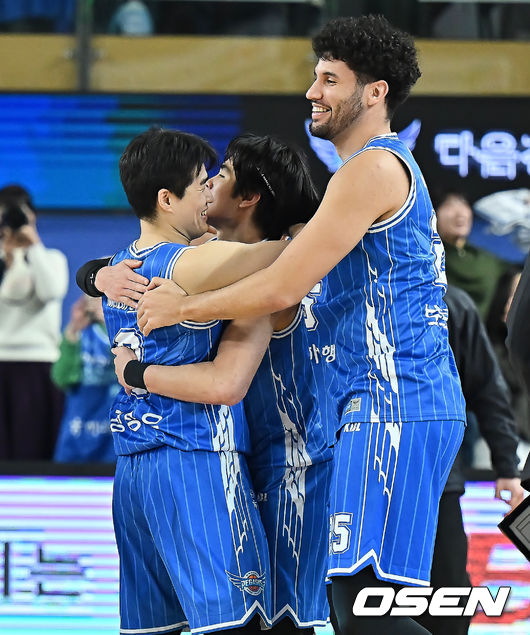 [OSEN=대구, 이석우 기자] 10일 대구체육관에서 2025-2026 LG전자 프로농구 대구 한국가스공사와 창원 LG의 경기가 열렸다.  7연패에 빠진 대구 한국가스공사가 4연승으로 선두를 굳힌 창원 LG를 상대로 어떤 반전을 만들어낼지 관심이 쏠린다.대구 한국가스공사 샘조세프 벨란겔이 4쿼터 극적인 역전슛을 성공시키고 72-71로 짜릿한 승리 후 동료들과 기쁨을 나누고 있다. 2026.02.10 / foto0307@osen.co.kr