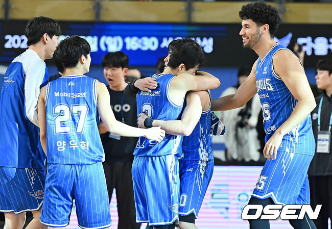 [OSEN=대구, 이석우 기자] 10일 대구체육관에서 2025-2026 LG전자 프로농구 대구 한국가스공사와 창원 LG의 경기가 열렸다.  7연패에 빠진 대구 한국가스공사가 4연승으로 선두를 굳힌 창원 LG를 상대로 어떤 반전을 만들어낼지 관심이 쏠린다.대구 한국가스공사 샘조세프 벨란겔이 4쿼터 극적인 역전슛을 성공시키고 72-71로 짜릿한 승리 후 동료들과 기쁨을 나누고 있다. 2026.02.10 / foto0307@osen.co.kr