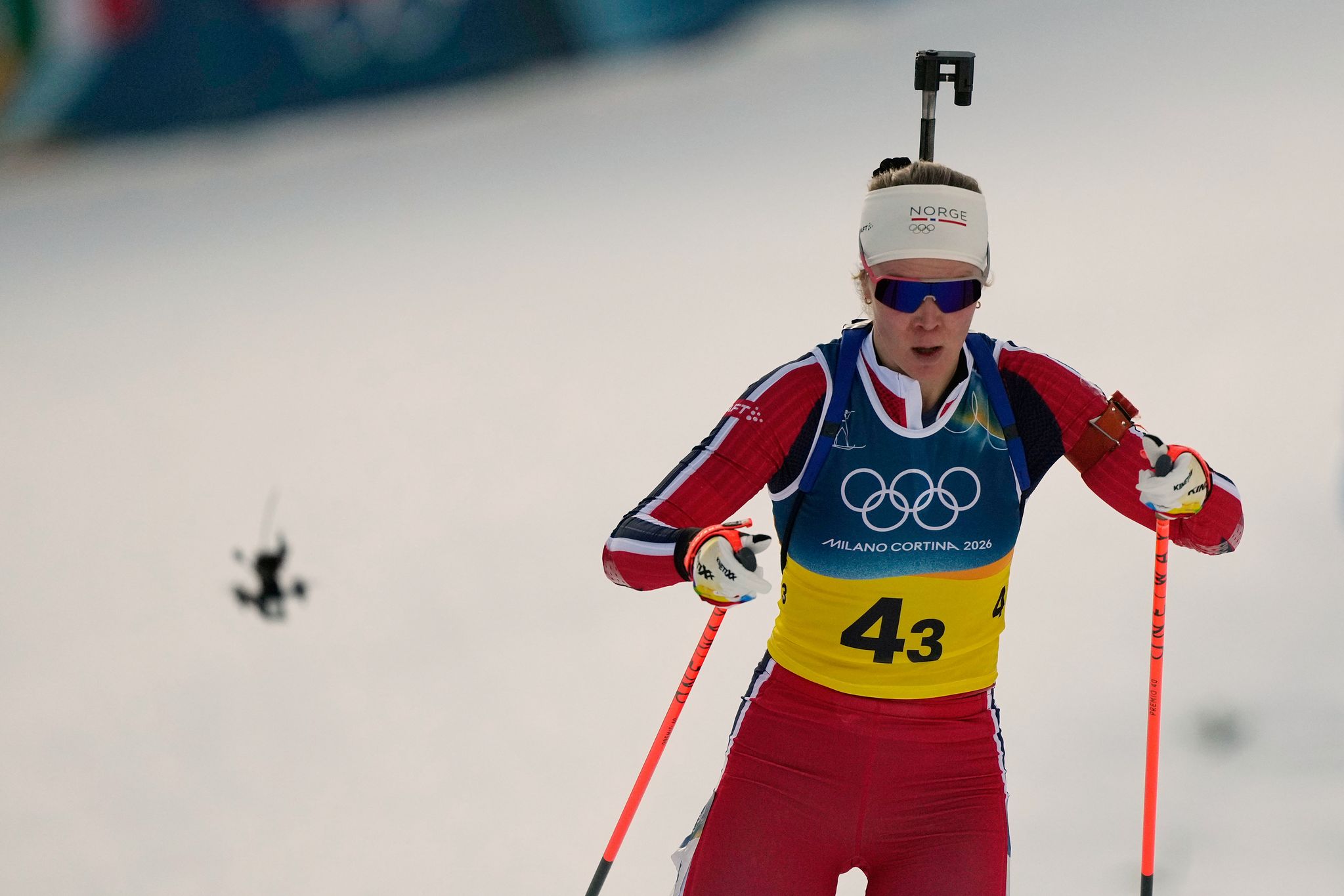 지난 8일(현지시간) 이탈리아 안테르셀바에서 열린 2026 밀라노·코르티나담페초 동계올림픽 바이애슬론 4x6㎞ 혼성 계주에서 카롤린 오피그스타드 노트텐(노르웨이)이 질주하고 있고, 드론이 그를 촬영하고 있다. AP=연합뉴스
