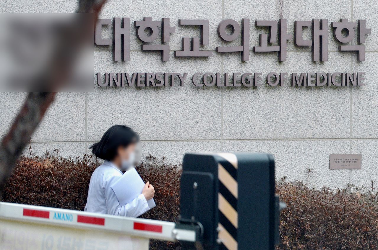 10일 오후 대전의 한 의과대학 앞에서 의료진이 이동하고 있다. 김성태 객원기자 