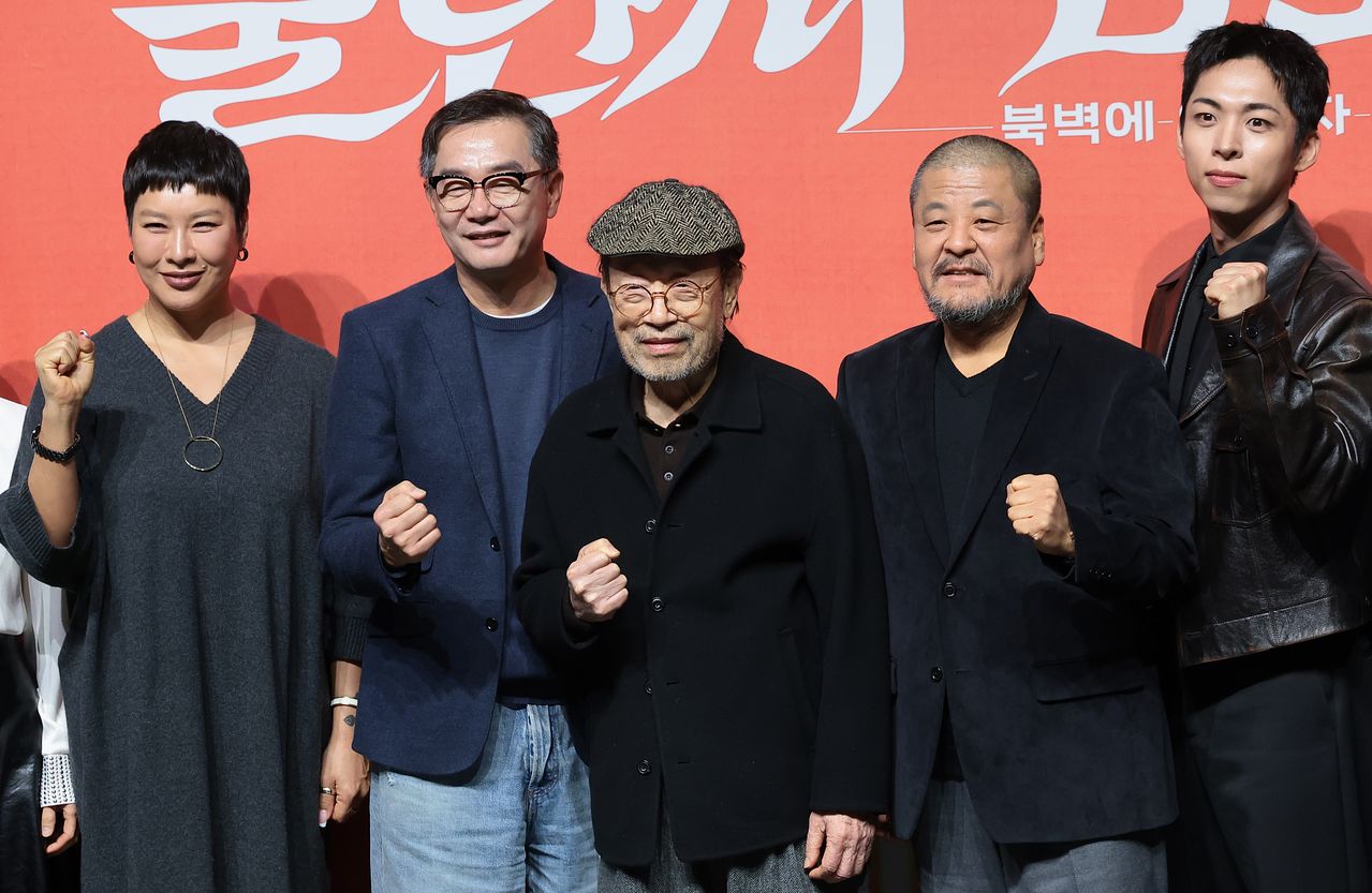 10일 서울 종로구 NOL 서경스퀘어에서 열린 '불란서 금고 - 북벽에 오를 자 누구더냐' 제작발표회에서 연극 주역들이 포즈를 취하고 있다. 왼쪽부터 정영주, 장진 감독, 신구, 성지루, 주종혁. '불란서 금고'는 은행 건물 지하의 쇠창살 안 금고를 열기 위해 모인 다섯 사람이 금고 안에 든 것을 모두 다르게 알고 있었다는 사실을 알게 되며 벌어지는 일을 담은 작품이다. [사진 뉴스1]