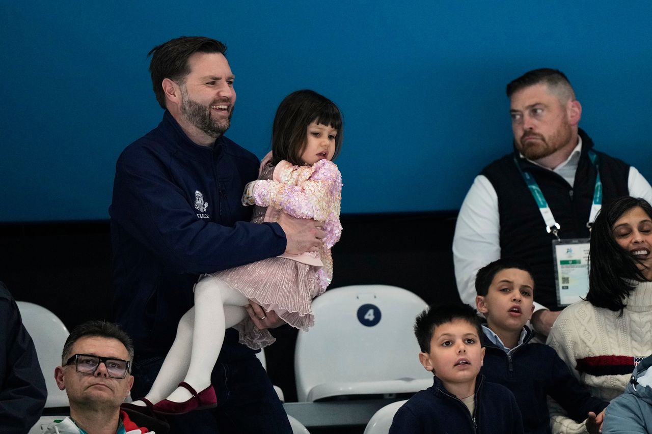 JD 밴스 미 부통령이 8일(현지시간) 딸 미라벨을 안고 밀라노·코르티나 동계올림픽 스피드스케이팅 남자 5000m 경기를 관람하고 있다. [AP=연합뉴스]