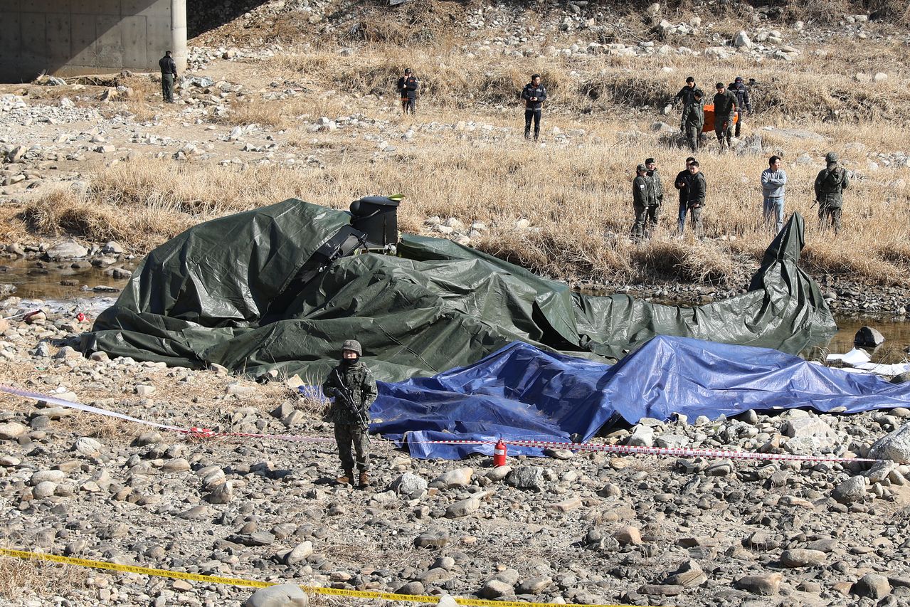 9일 경기도 가평군 조종면 현리에서 육군 코브라 헬기가 추락해 군 당국이 현장을 조사하고 있다. 연합뉴스