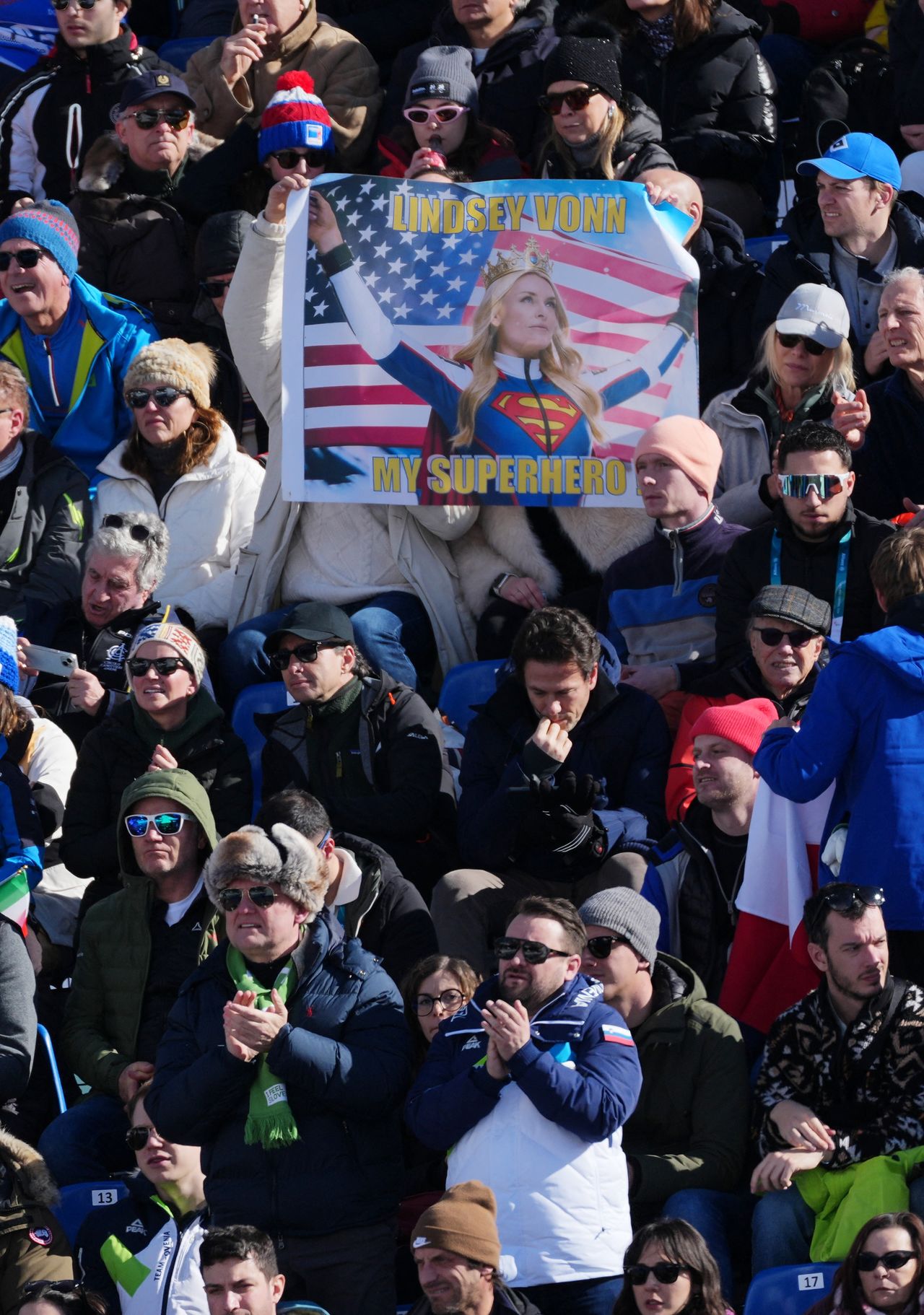 린지 본이 결승에서 쓰러진 후 슬픈 표정으로 격려를 보내는 미국 관중들. [로이터=연합뉴스]