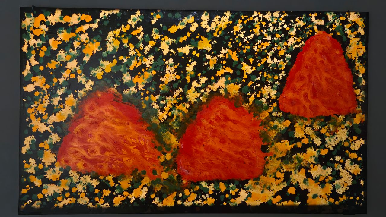 성파 스님의 예술을 ‘선예(禪藝)’라고 부른다. 도 닦는 사람의 예술, 선의 맛이 깊이 녹아 있기 때문이다. 성파 스님은 이번 작품에서 “무엇을 그리려고 의도하지 않고 마음 가는대로, 바람 부는대로, 붓 가는대로 따라서 갔다”고 말했다. 자연이 자연을 그리는 자연의 화법을 성파 스님은 화폭에 펼쳐낸다. 옻의 수액을 이용해 천년이 가도 썩지 않는다는 옻칠 작품으로 말이다. 옻판에 옻칠 2025-055. [사진 경기도박물관]