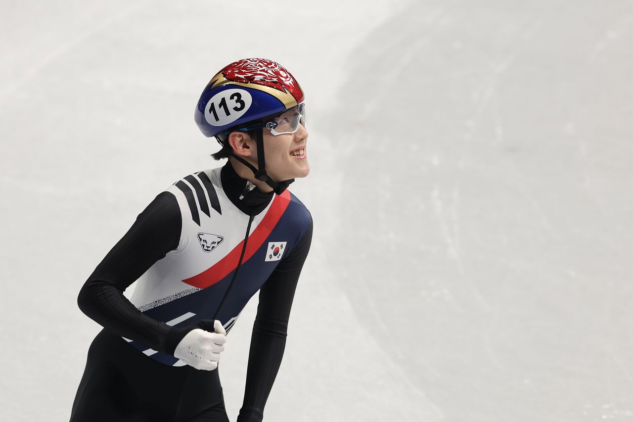 임종언 '가뿐히 준결승'   (밀라노=연합뉴스) 서대연 기자 = 10일(현지시간) 이탈리아 밀라노 아이스스케이팅 아레나에서 열린 2026 밀라노ㆍ코르티나담페초 동계올림픽 쇼트트랙 혼성계주 준준결승에서 임종언이 결승선을 통과한 후 환호하고 있다. 2026.2.10   dwise@yna.co.kr (끝)  〈저작권자(c) 연합뉴스, 무단 전재-재배포, AI 학습 및 활용 금지〉