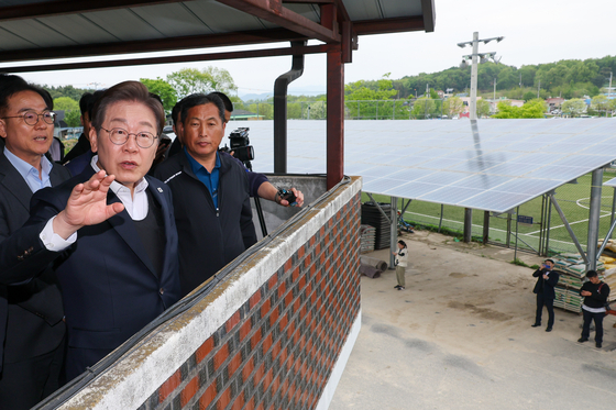 이재명 대통령이 대선 후보 시절인 지난해 5월 경기 여주시 구양리를 찾아 태양광 시설을 둘러보고 있다. 뉴스1