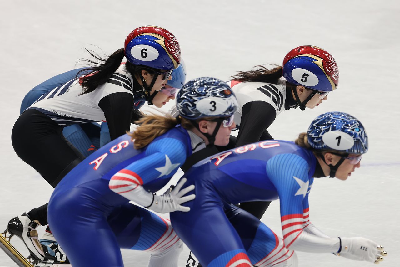 김길리에서 최민정으로   (밀라노=연합뉴스) 서대연 기자 = 10일(현지시간) 이탈리아 밀라노 아이스스케이팅 아레나에서 열린 2026 밀라노ㆍ코르티나담페초 동계올림픽 쇼트트랙 혼성계주 준준결승에서 김길리가 최민정을 밀어주고 있다. 2026.2.10   dwise@yna.co.kr (끝)  〈저작권자(c) 연합뉴스, 무단 전재-재배포, AI 학습 및 활용 금지〉
