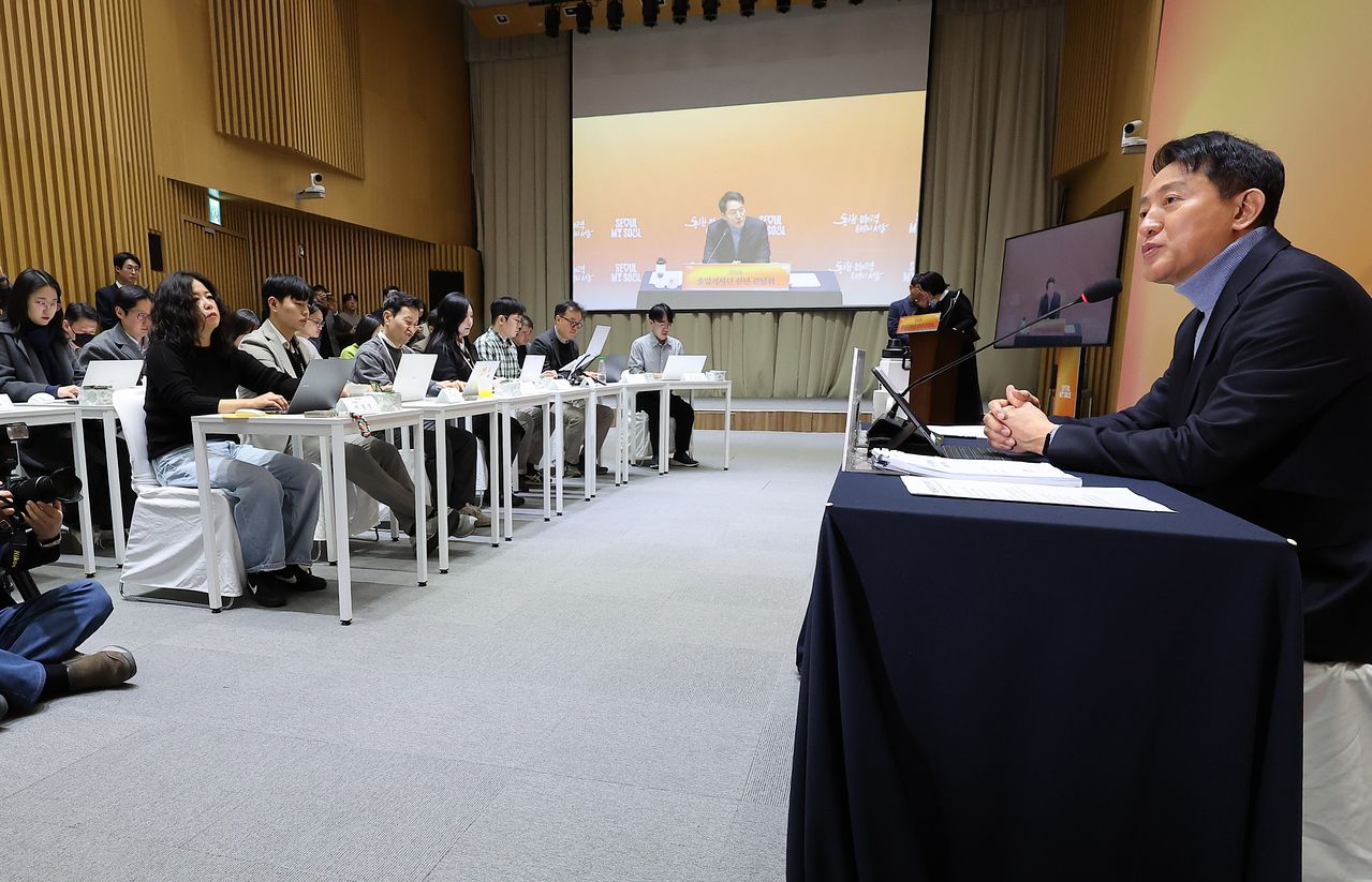 오세훈 서울시장이 10일 서울시청에서 열린 출입기자단 신년간담회에서 인사말을 통해 2026년 시정운영 방향 등을 설명하고 있다. [연합뉴스]