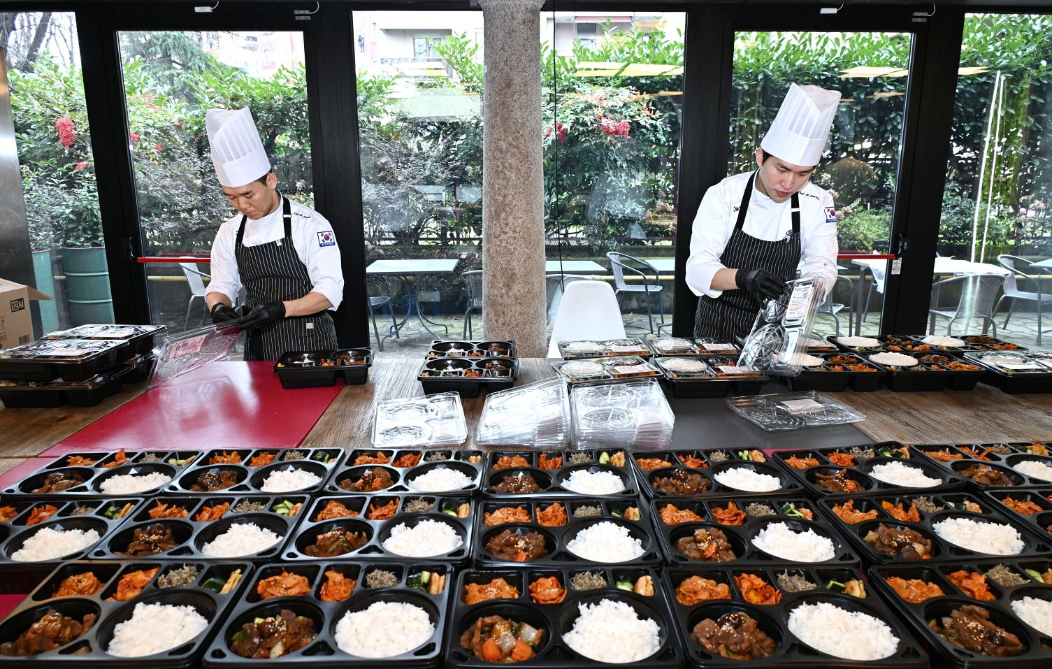 이탈리아 밀라노의 대한체육회 급식 지원센터에서 한국 선수단을 위한 도시락이 만들어지고 있다. 사진 대한체육회