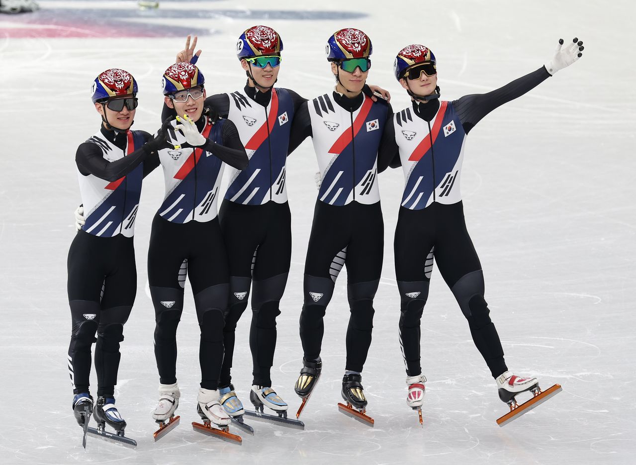 밀라노 아이스스케이팅 아레나에서 훈련을 마친 한국 남자 쇼트트랙 선수들이 기념사진을 찍는 모습. 왼쪽부터 이정민, 임종언, 이준서, 황대헌, 신동민. 연합뉴스