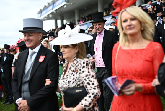 앱섬더비는 좌석별로 드레스코드가 따로 있다. 특정 좌석에는 남성은 신사용 모자에 턱시도, 여성은 모자와 드레스를 착용해야 입장할 수 있다. 로이터=연합뉴스