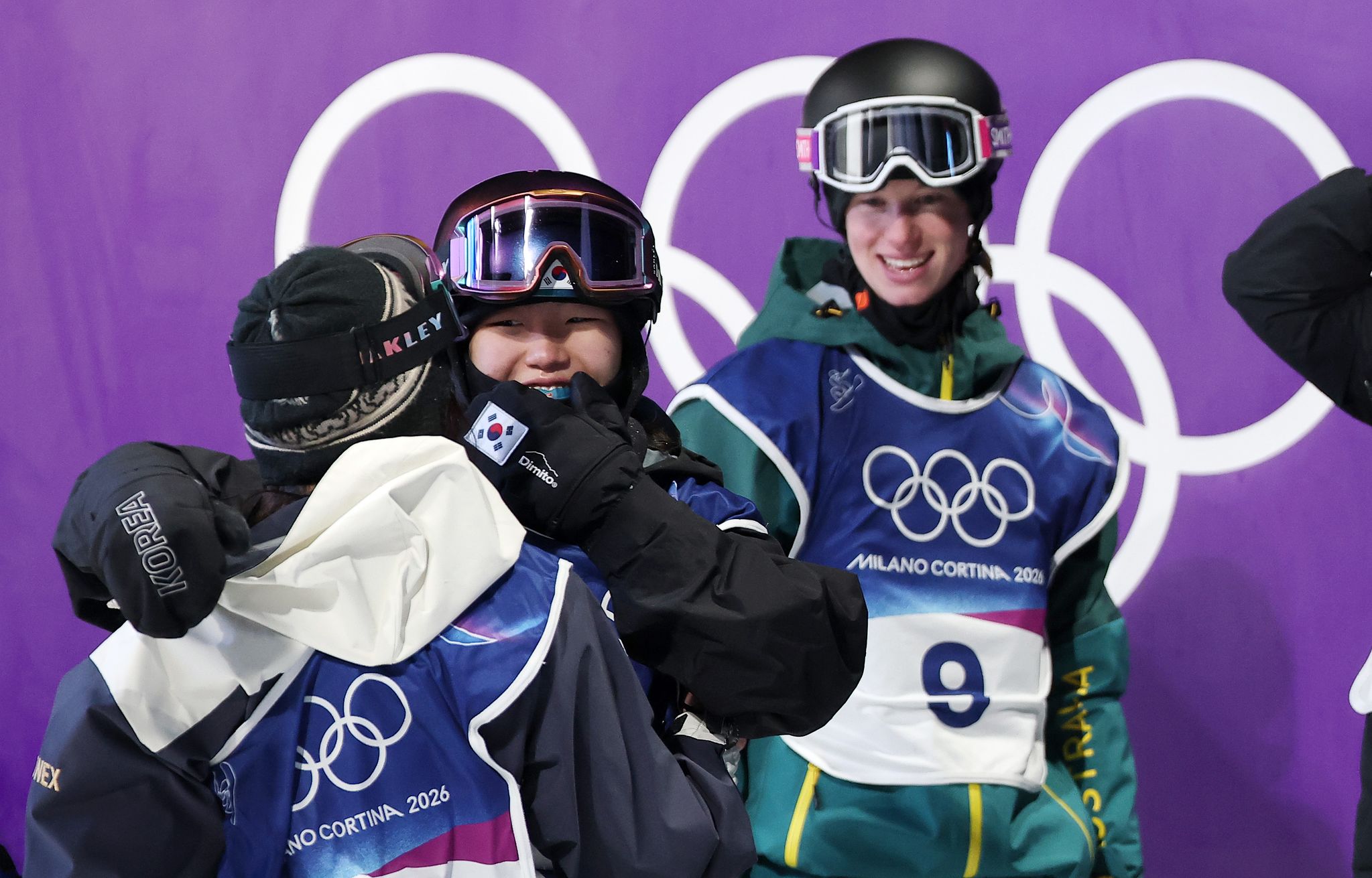 동메달을 획득한 후 금메달을 차지한 일본 무라세 코코모와 포옹하는 유승은. 뉴스1