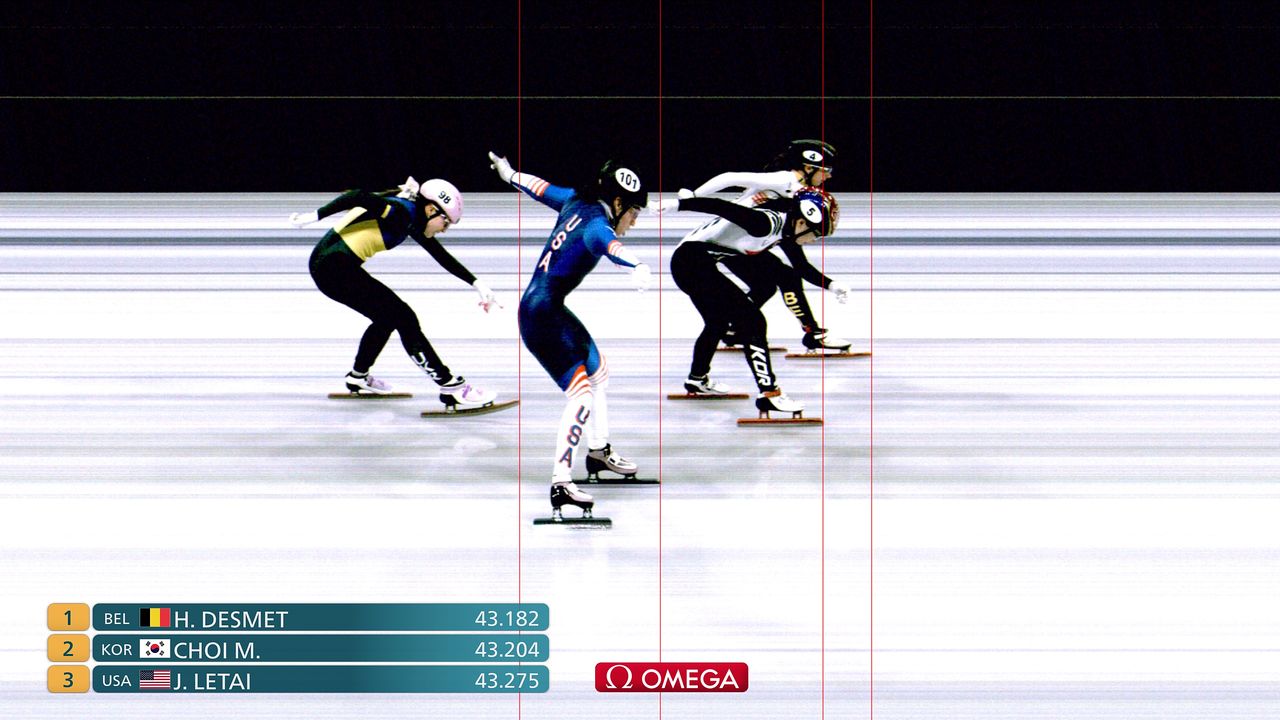 여자 500m 예선 6조 경기에서 한나 데스멋에게 간발의 차로 뒤져 2위로 통과한 최민정. 사진 오메가