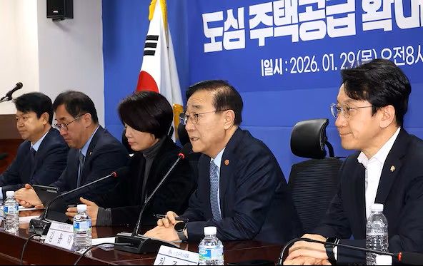 김윤덕 국토교통부 장관이 지난 1월 29일 국회 의원회관에서 도심 주택공급 확대 및 신속화 방안 당정 협의 도중에 인사말을 하고 있다. 정부는 이날 주택 6만호 건설 계획을 발표했다. [연합뉴스]