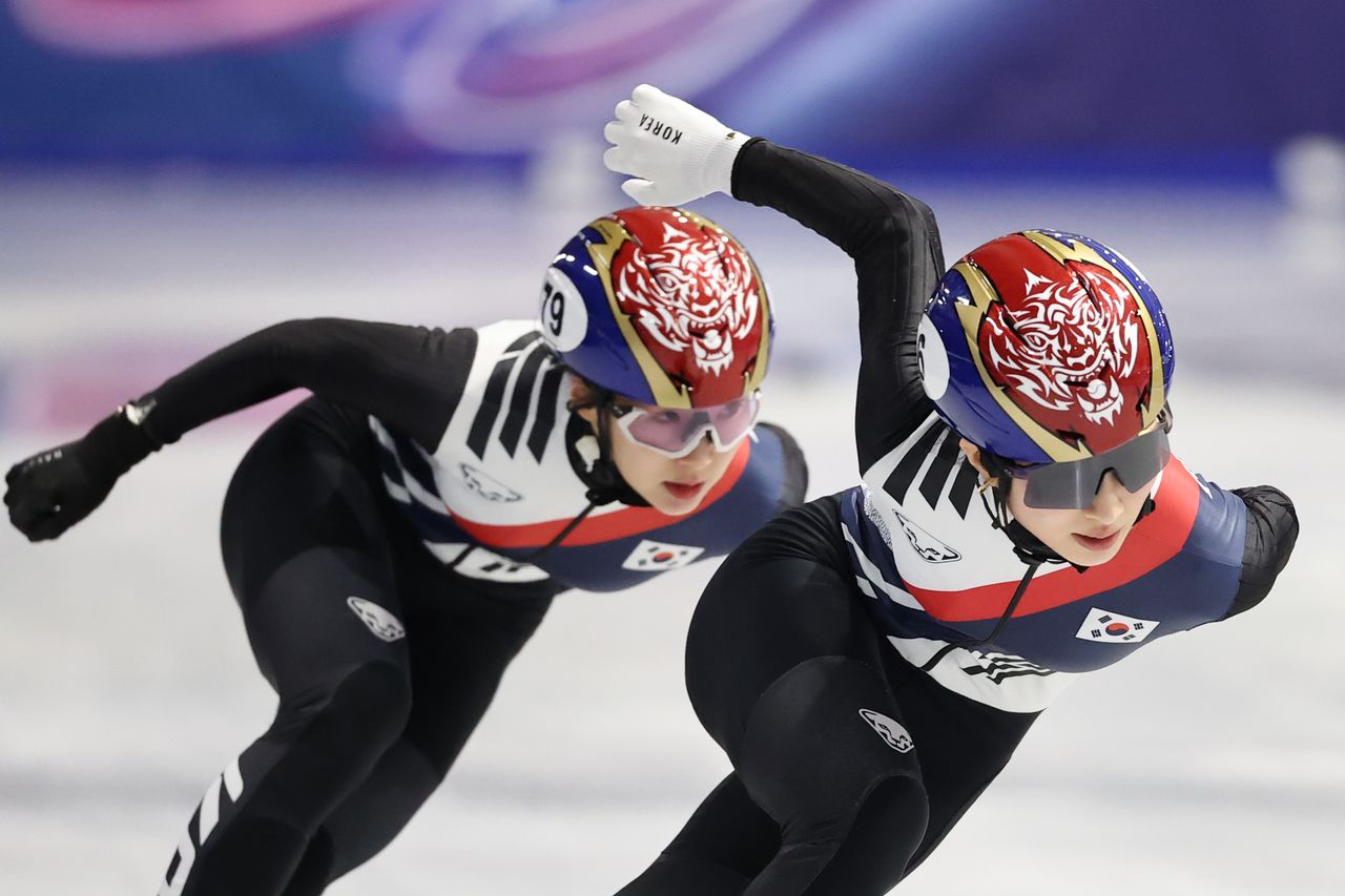 쇼트트랙 국가대표 김길리(오른쪽)과 이소연(왼쪽). 연합뉴스