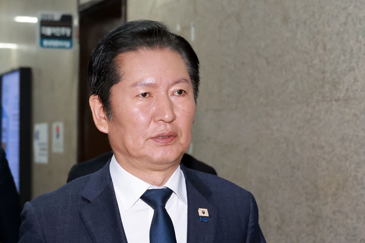 정청래 더불어민주당 대표가 10일 국회에서 조국혁신당과의 합당 논의를 주제로 열린 비공개 의원총회를 마치고 당 대표실로 향하고 있다. 연합뉴스