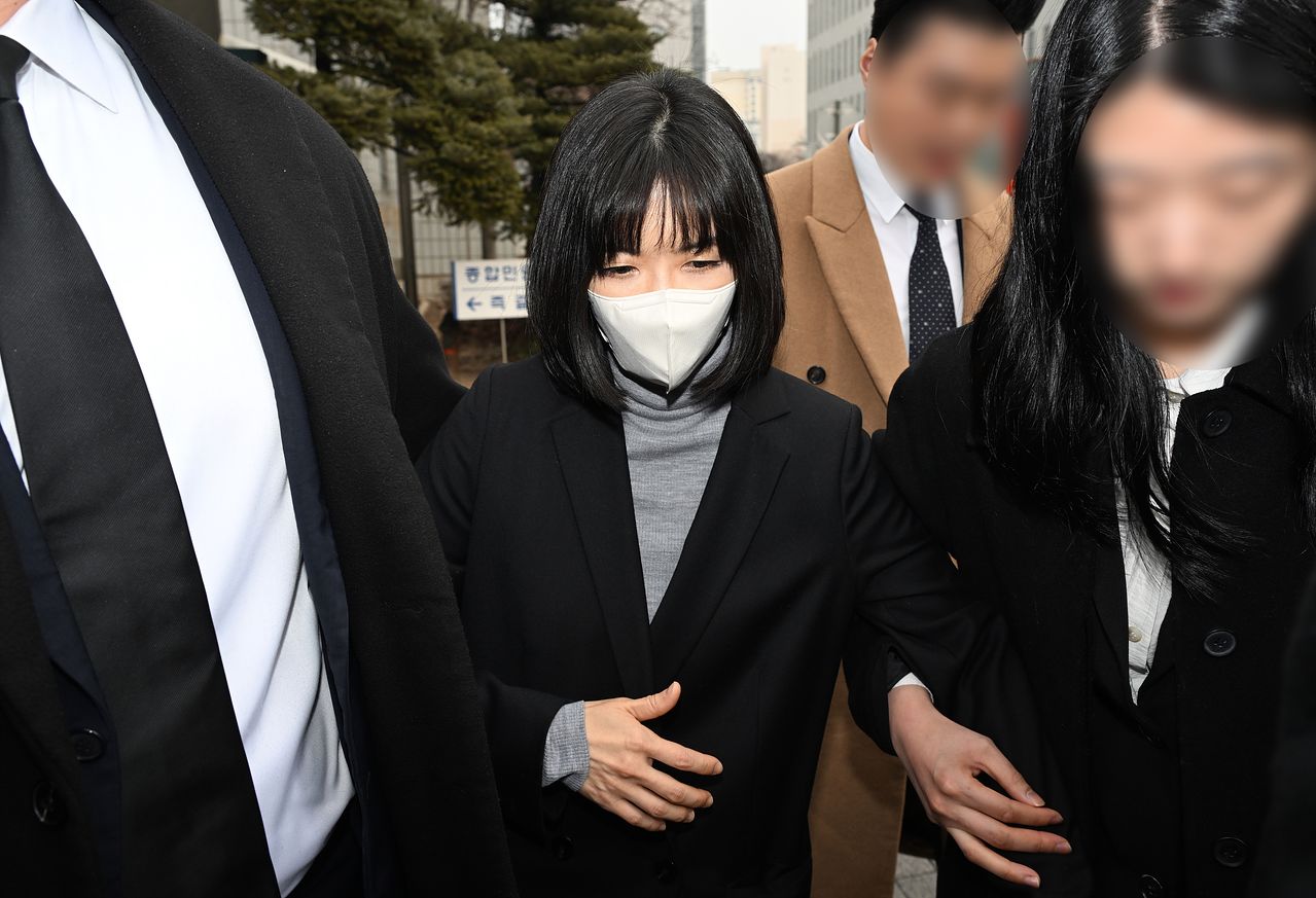 구연경 LG복지재단 대표가 10일 오후 서울 양천구 서울남부지방법원에서 열린 자본시장법 위반 혐의 선고공판에서 무죄를 선고받은 뒤 법정을 나서고 있다. 뉴스1