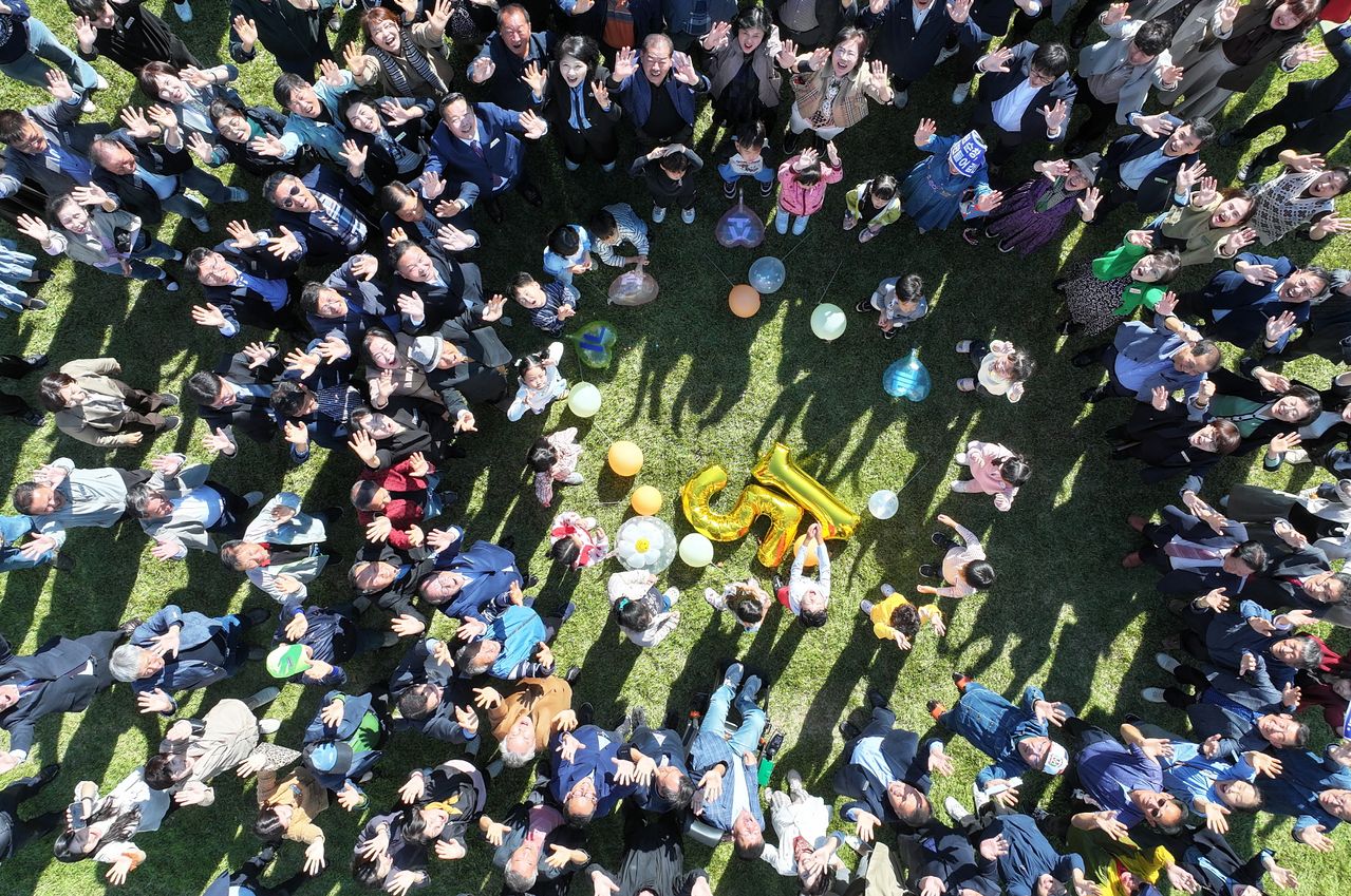 지난해 10월 20일 농림축산식품부 공모사업인 '농어촌 기본소득 시범사업' 대상 지자체로 순창군이 최종 선정됐다. 최영일 군수와 손종석 군의장을 비롯해 축하행사에 참석한 군민들이 '농어촌 기본소득 시범사업 선정 축하 퍼포먼스'를 하고 있다. 뉴시스