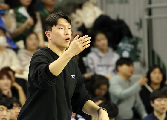 지각 출근한 삼성 김효범 감독. 연합뉴스