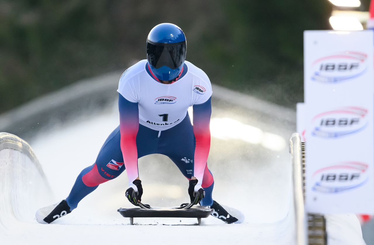 영국 스켈레턴 대표팀의 마커스 와이어트가 최첨단 헬멧을 착용하고 질주하는 모습. 와이어트는 2026 밀라노.코르티나담페초 동계올림픽에도 출전한다. [AP=연합뉴스]