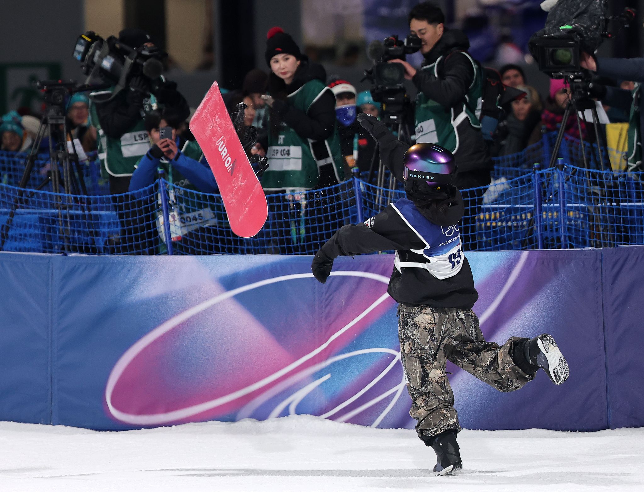 2차 시기를 마친 후 보드를 던지는 유승은. 뉴스1