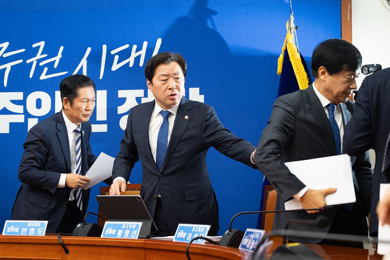 황명선 최고위원(가운데)이 9일 오전 국회에서 열린 최고위원회의가 끝난 뒤 퇴장하는 이성윤 최고위원을 붙잡고 2차 종합특검 후보자 관련 발언에 대해 항의하고 있다. 이날 정청래 대표(왼쪽)는 “당에서 벌어지고 있는 모든 일의 최종 책임은 당 대표인 저에게 있다”며 사과했다. [뉴스1]