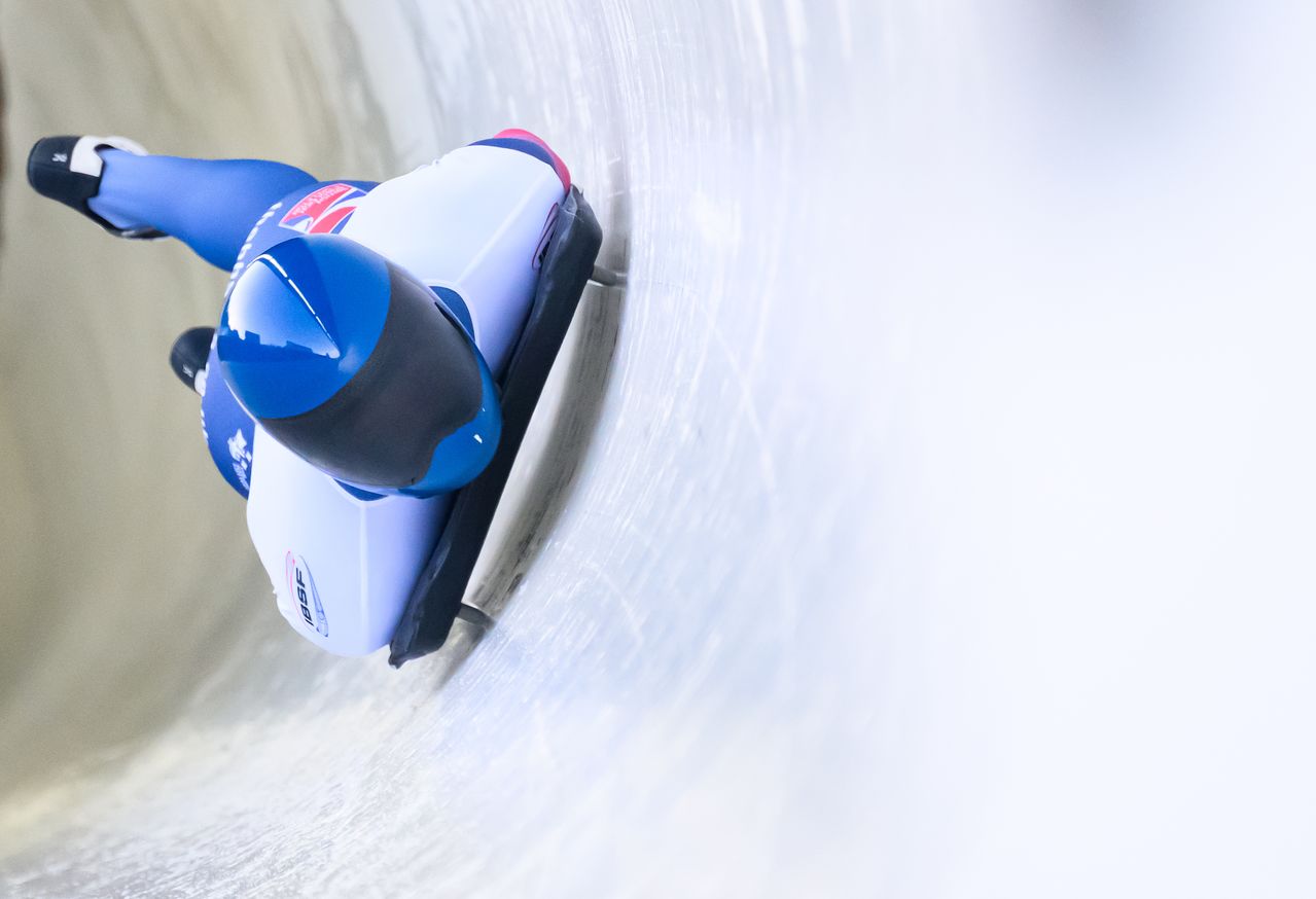 영국 스켈레턴 대표팀의 마커스 와이어트가 최첨단 헬멧을 착용하고 질주하는 모습. 와이어트는 2026 밀라노.코르티나담페초 동계올림픽에도 출전한다. [AP=연합뉴스]