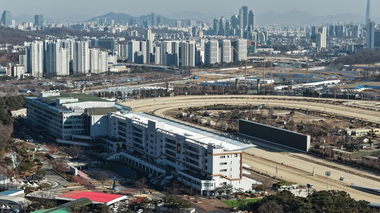 정부는 29일 9·7 공급대책의 후속 조치인 '도심 주택공급 확대 및 신속화 방안'을 공개했다. 방안에 따르면 정부는 서울과 수도권 도심의 공공부지와 유휴부지를 적극 활용해 총 6만호를 공급할 계획이다.   사진은 이날 정부가 신규 공공택지를 조성하기로 한 마사회 소유의 경마장(렛츠런파크, 115만㎡) 부지의 모습. 연합뉴스