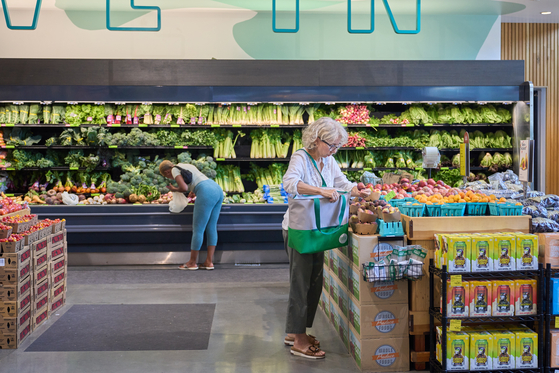 지난해 8월 12일 미국 캘리포니아주 로스앤젤레스의 한 상점에서 식료품을 구매하는 사람들. EPA=연합뉴스