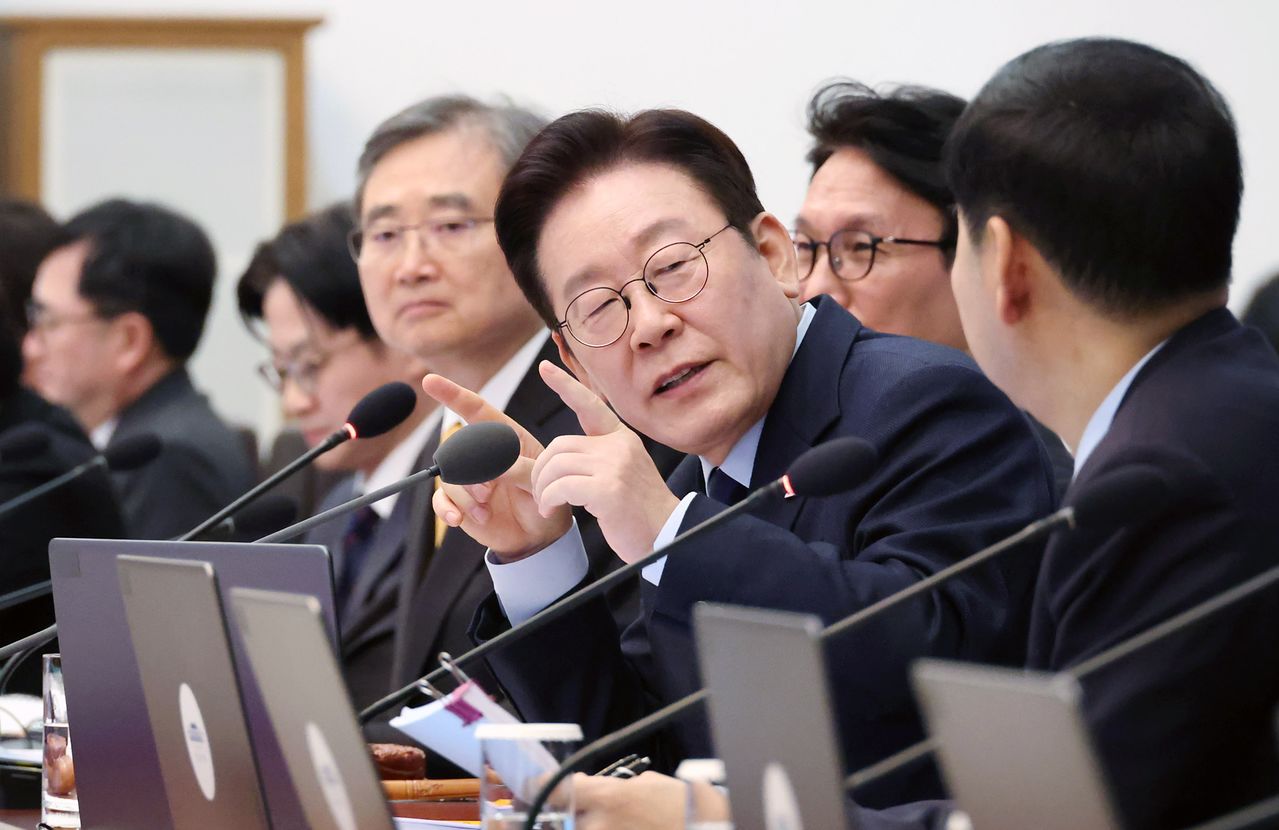 이재명 대통령이 10일 청와대에서 열린 제5회 국무회의에서 구윤철 경제부총리 겸 재정경재부 장관과 대화하고 있다. [청와대사진기자단]