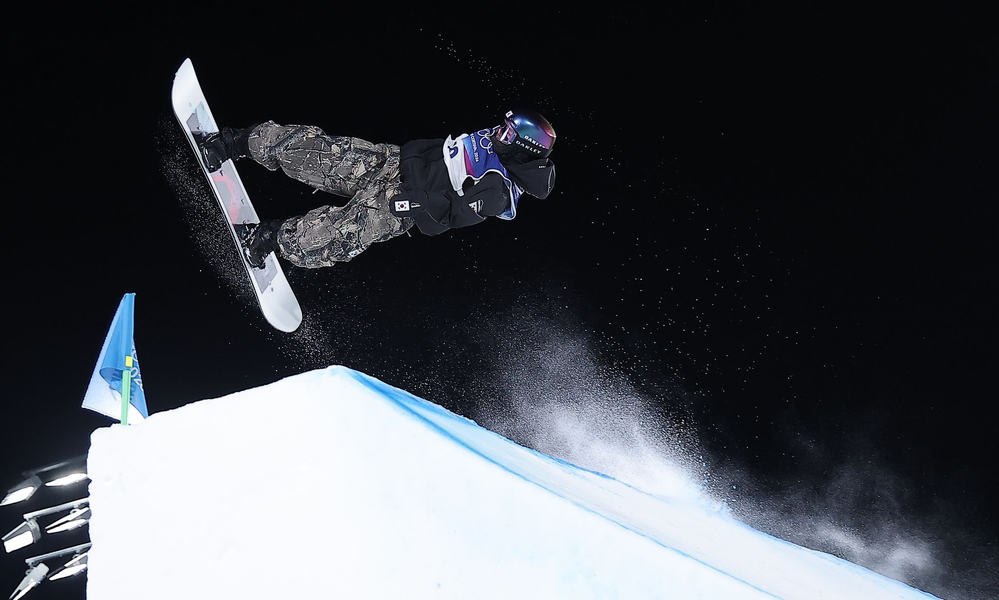 스노보드 유승은이 9일(현지시간) 이탈리아 리비뇨 스노파크에서 열린 2026 밀라노·코르티나담페초 동계올림픽 스노보드 여자 빅에어 결선에서 묘기를 부리고 있다. 뉴스1