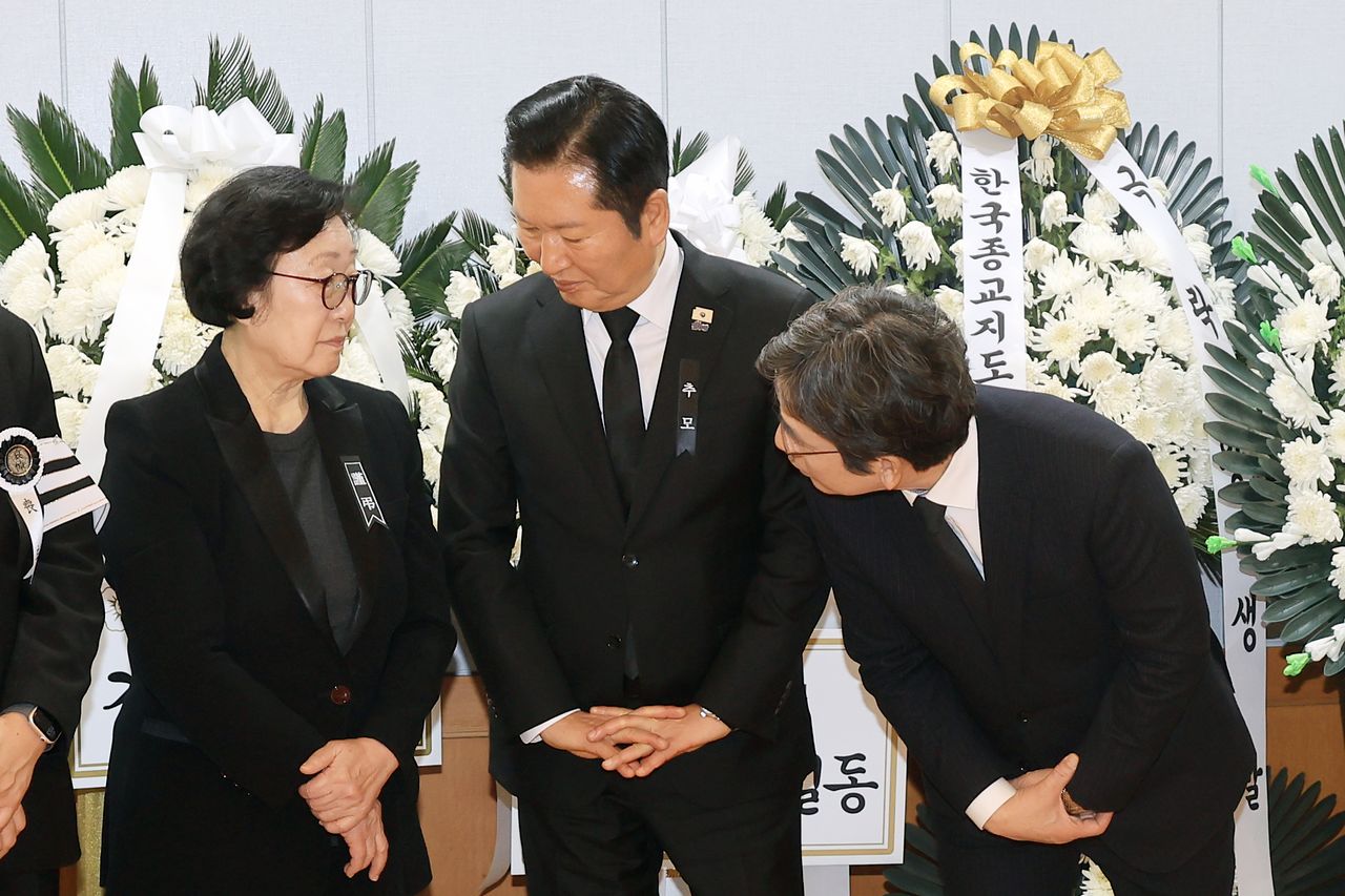 한명숙 전 총리, 정청래 더불어민주당 대표, 유시민 작가(왼쪽부터)가 지난달 30일 오후 서울 종로구 서울대학교병원 장례식장에 마련된 故 이해찬 전 국무총리의 빈소에서 대화하고 있다. 공동취재단