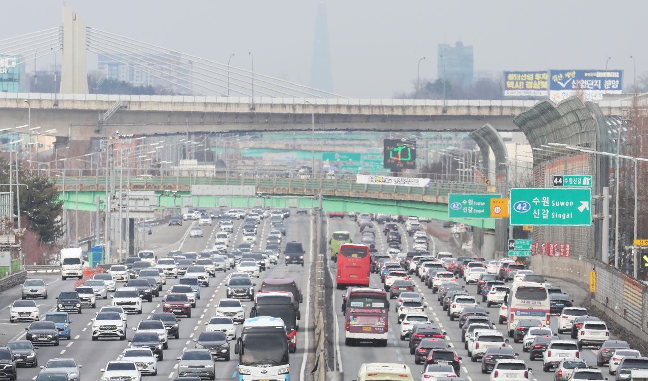 설 연휴 마지막 날인 지난해 1월 30일 오후 경기도 용인시 경부고속도로 수원신갈IC 부근 서울방향(오른쪽)이 정체되고 있다. 연합뉴스