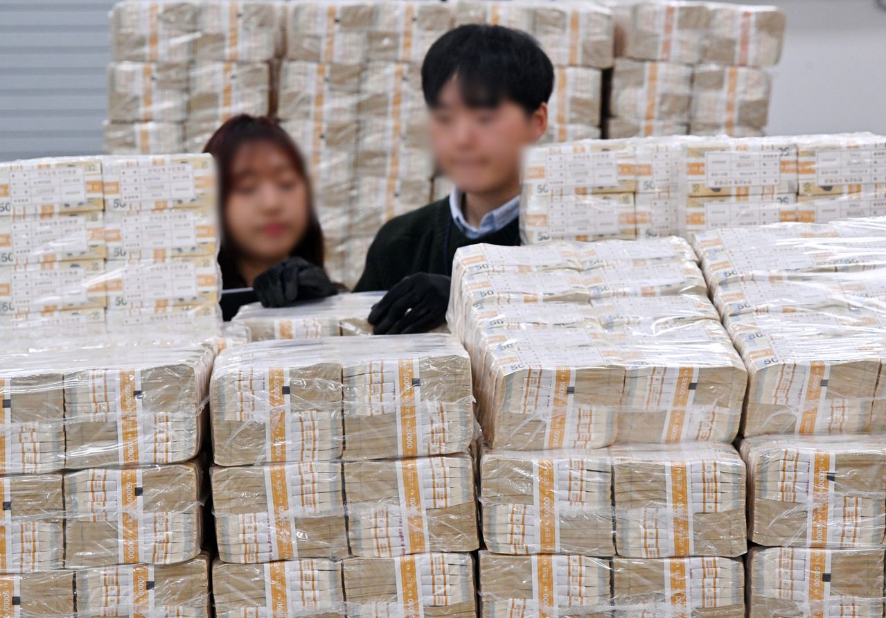 민족 대명절 설을 일주일여 앞둔 9일 경기 수원시 영통구 한국은행 경기본부에서 직원들이 지역 시중은행으로 공급될 설 자금 방출 작업을 하고 있다. 뉴스1