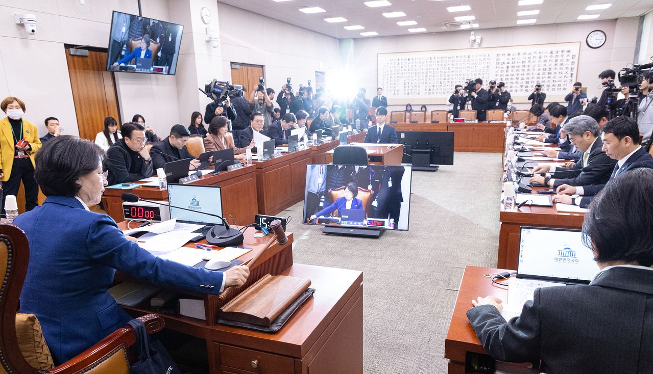 지난 4일 서울 여의도 국회에서 열린 제432회국회(임시회) 법제사법위원회 제1차 전체회의에서 추미애 위원장이 의사봉을 두드리고 있다. 뉴스1