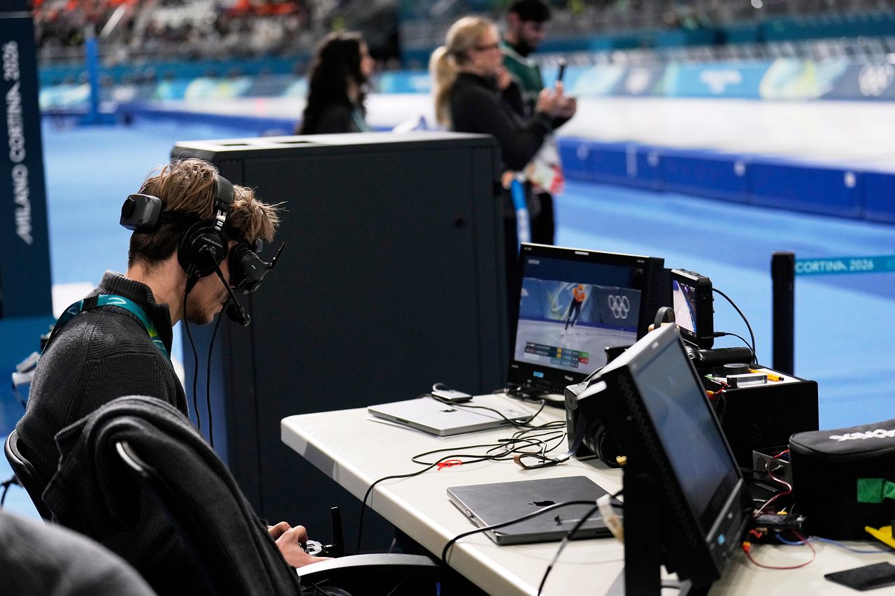 지난 8일 2026 밀라노·코르티나담페초 동계올림픽 스피드스케이팅 남자 5000m 경기 중계에 투입된 드론 조종사. AP=연합뉴스