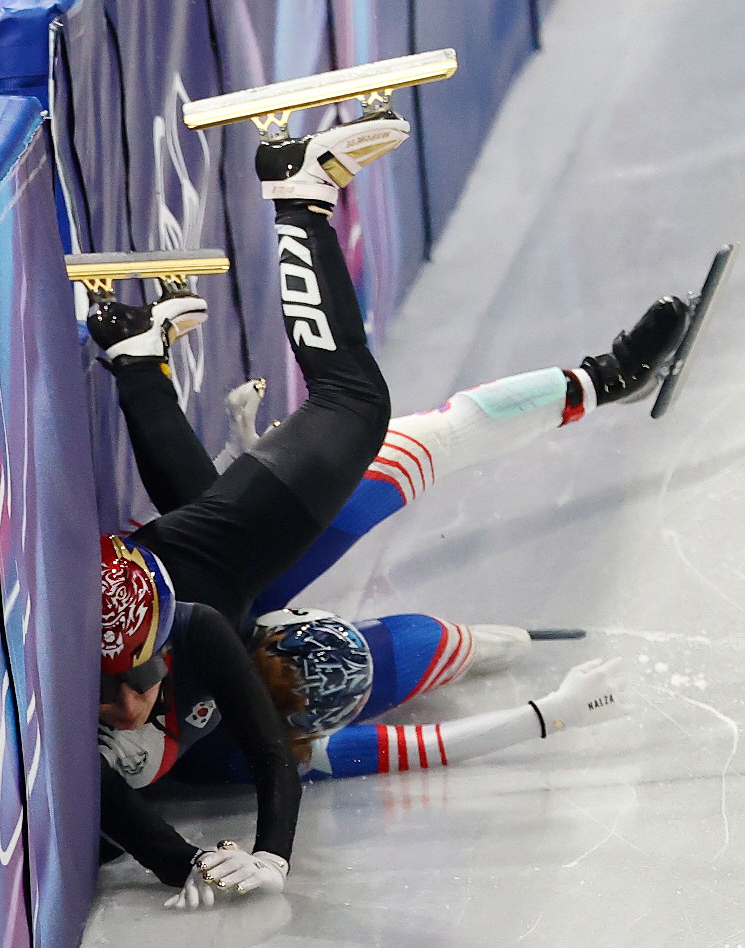 10일(현지시간) 이탈리아 밀라노 아이스스케이팅 아레나에서 열린 쇼트트랙 혼성 2000m 계주 준결승에서 대표팀 김길리와 미국 선수가 부딪히고 있다. 김종호 기자 