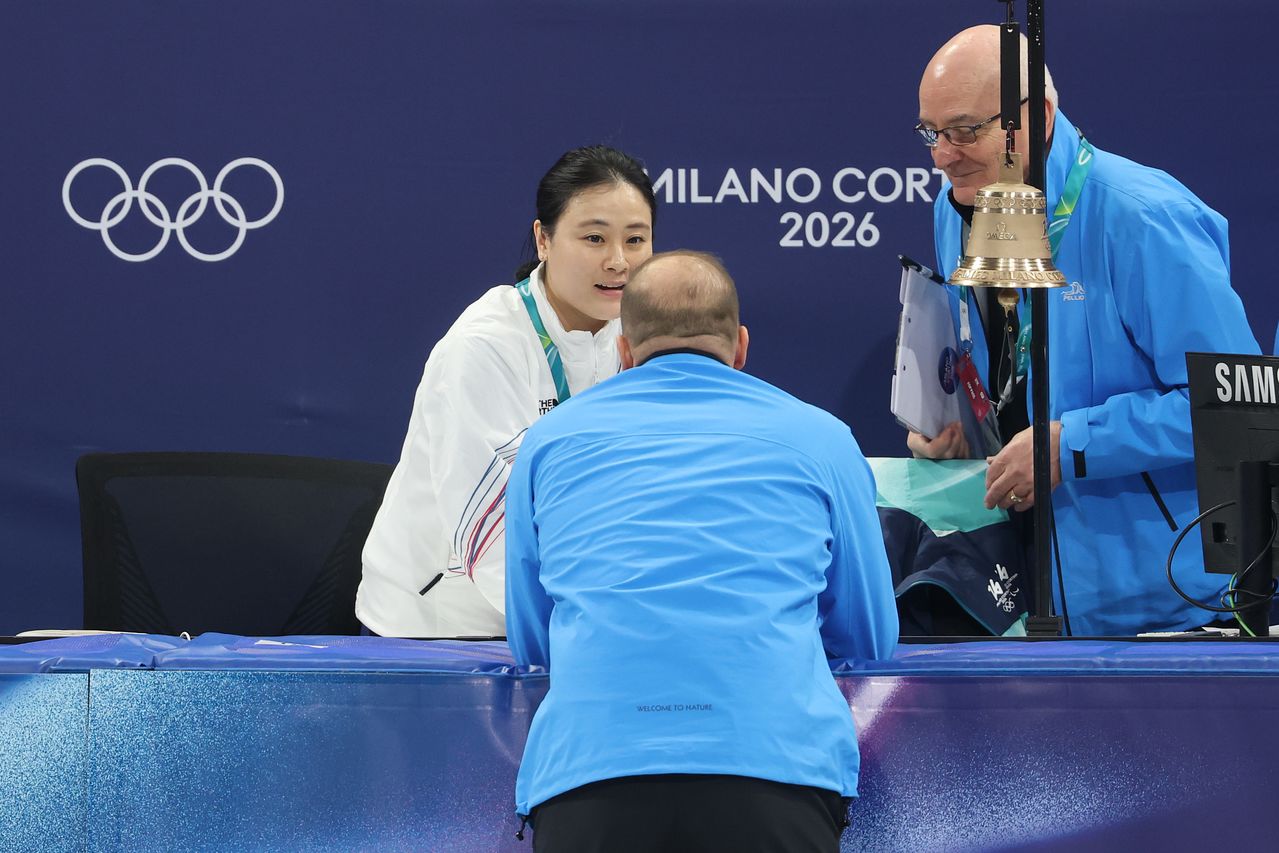 10일(현지시간) 이탈리아 밀라노 아이스스케이팅 아레나에서 열린 2026 밀라노·코르티나담페초 동계올림픽 쇼트트랙 혼성계주 준결승에서 김길리가 미국팀과 충돌해 넘어지자 경기가 끝난 뒤 김민정 코치과 심판진과 대화를 나누고 있다. 연합뉴스 