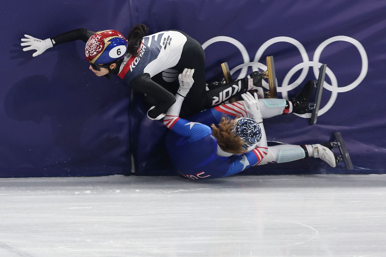 10일(현지시간) 이탈리아 밀라노 아이스스케이팅 아레나에서 열린 2026 밀라노·코르티나담페초 동계올림픽 쇼트트랙 혼성계주 준결승에서 김길리가 넘어진 커린 스토더드와 충돌하고 있다. 연합뉴스 