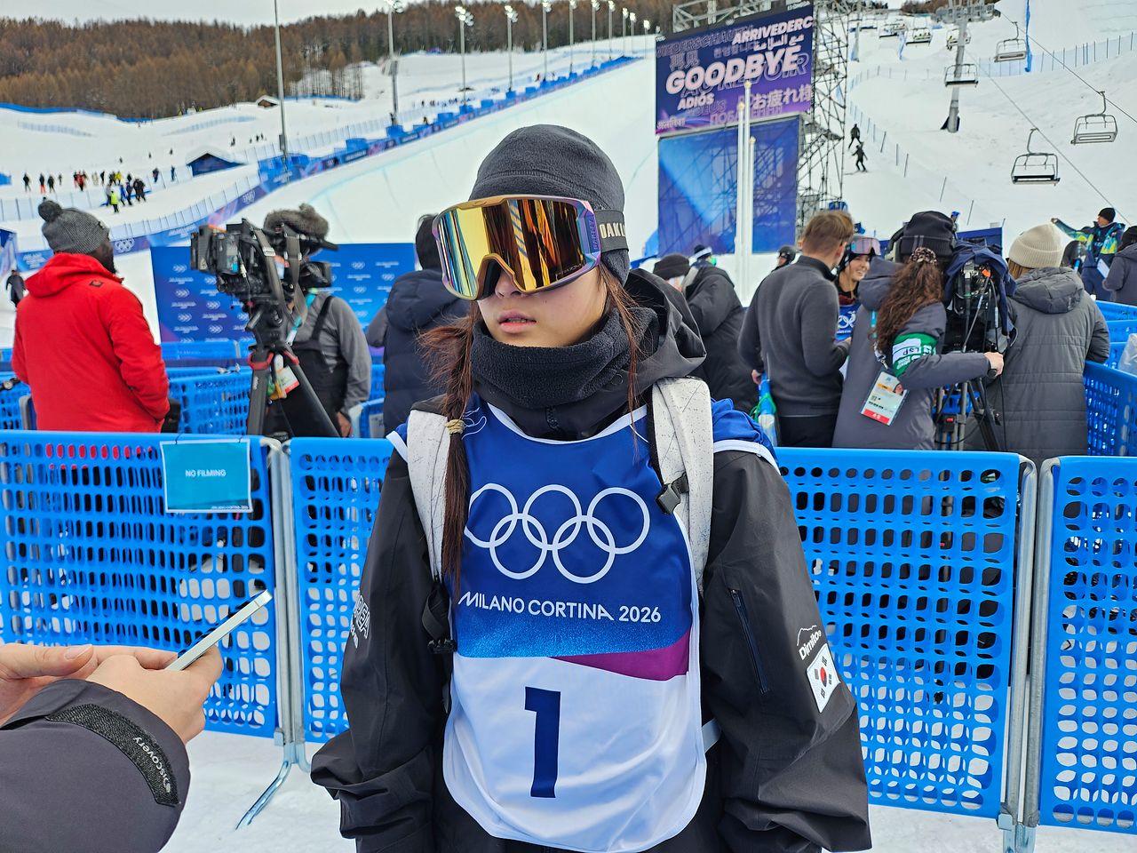 최가온이 11일(현지시간) 이탈리아 리비뇨 스노파크에서 열린 2026 밀라노·코르티나담페초 동계올림픽 스노보드 하프파이프 여자 예선을 6위로 마친 뒤 인터뷰를 하고 있다. 고봉준 기자