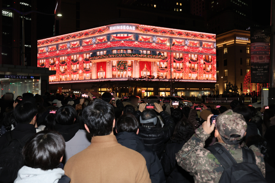 지난해 서울 중구 신세계백화점 본점 외관에 설치된 '신세계 스퀘어' 전광판에 크리스마스 영상이 상영되고 있다. 연합뉴스