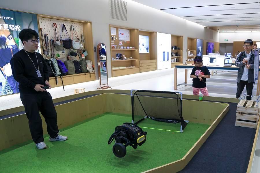 1월 5일 광둥성 선전시 난산구의 INNO100 글로벌 혁신 플래그십 스토어에서 방문객들이 로봇 시연을 구경하고 있다. 신화통신